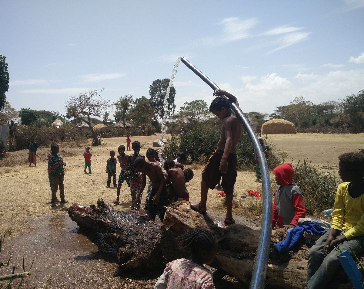 Wasserprojekt in Afrika mit einer solarbetriebenen Wasserpumpe